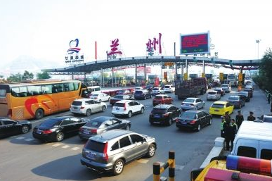 凯发k8：城镇居民每百户拥有汽车32辆